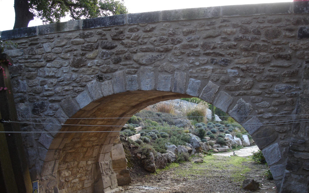 Construction d’un pont en pierres à Bonnieux (84)