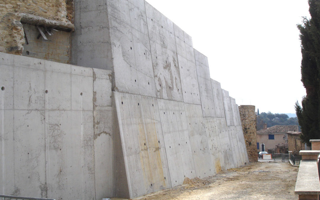Construction d’un mur de remparts à Bedoin (84)