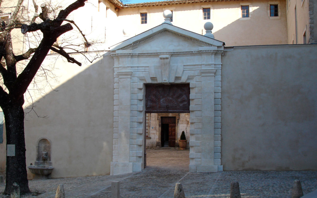 Restauration du portail de la mairie de Pernes-Les-Fontaines (84)